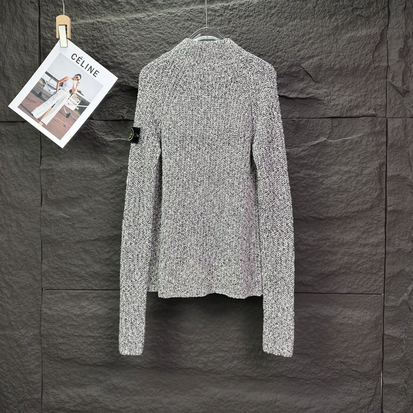P350 Shitoujia 2025 new coral color classic sleeve logo stand-up collar cardigan couple style knitted long-sleeved sweater jacket 🔥high version🔥high version🔥 The fabric is made of 32-count cotton yarn blended material, which is skin-friendly, does not stick to the body, does not cause pilling, feels very soft, super comfortable, fashionable and personalized, super versatile and good-looking knitted cardigan, very suitable for both men and women, a must-have item for everyone. Packaging, tag, collar label, washed wheat Complete 👍 Color: Gray Size: S, M, L